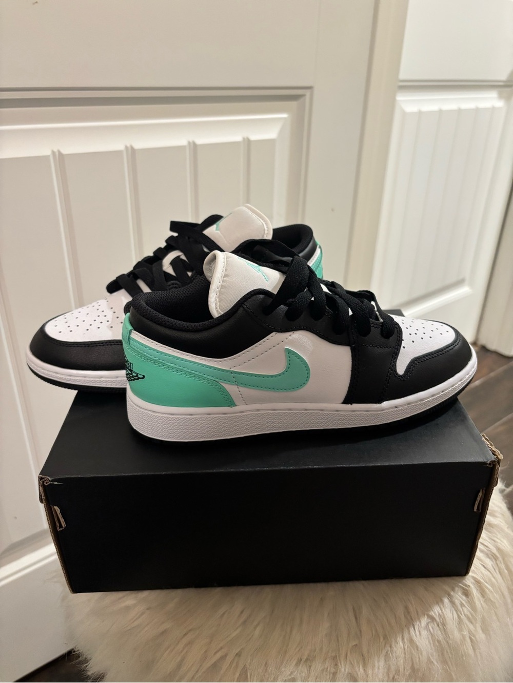 Nike Low-Top Sneakers in White, Black & Mint